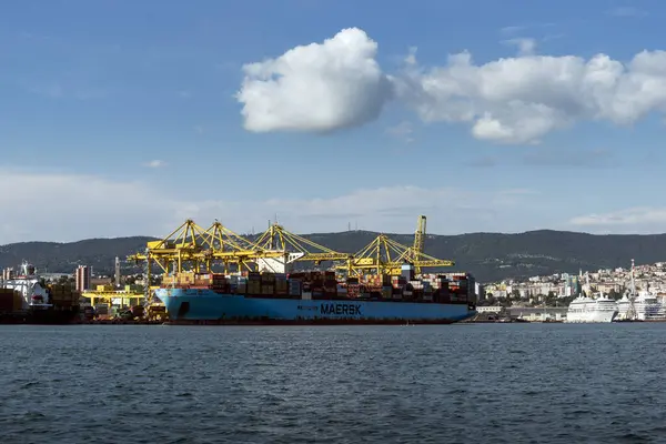 Trieste, İtalya - 7 Haziran 2023: Kargo gemileri Trieste Limanı yükleme iskelesine yanaştı: boşaltma konteynırları