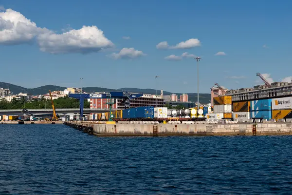 Trieste, İtalya - 7 Haziran 2023: Trieste limanında konteynırları bulunan Pier VII denizinden görüntü