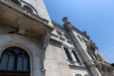 Trieste, İtalya - 7 Haziran 2023: Trieste Körfezi kıyısındaki Miramare Kalesi 'nin mimari detayları