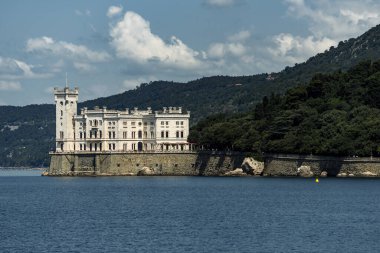 Trieste, İtalya - 7 Haziran 2023: Trieste Körfezi kıyısındaki Miramare Kalesi 'nden görüntü