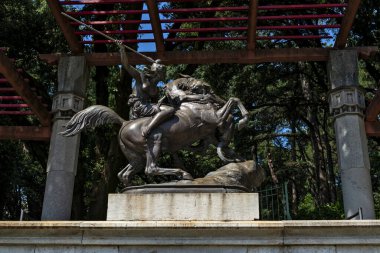 Trieste, İtalya - 7 Haziran 2023 Trieste Körfezi kıyısındaki Miramare Kalesi 'nin bahçesinde bronz heykel