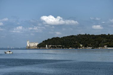 Trieste, İtalya - 7 Haziran 2023: Trieste Körfezi kıyısındaki Miramare Kalesi 'nden görüntü