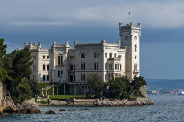 Trieste, İtalya - 7 Haziran 2023: Trieste Körfezi kıyısındaki Miramare Kalesi 'nden görüntü