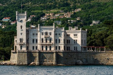 Trieste, İtalya - 7 Haziran 2023: Trieste Körfezi kıyısındaki Miramare Kalesi 'nden görüntü