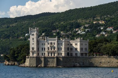 Trieste, İtalya - 7 Haziran 2023: Trieste Körfezi kıyısındaki Miramare Kalesi 'nden görüntü