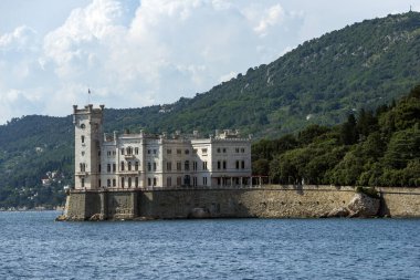 Trieste, İtalya - 7 Haziran 2023: Trieste Körfezi kıyısındaki Miramare Kalesi 'nden görüntü