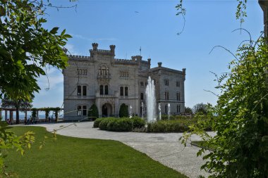 Trieste, İtalya - 7 Haziran 2023 Trieste Körfezi kıyısındaki Miramare şatosunun bahçesinden görüntü