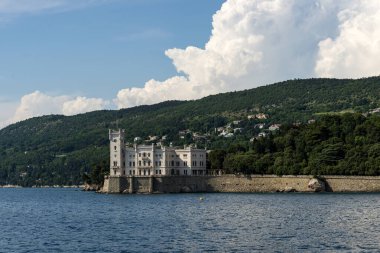 Trieste, İtalya - 7 Haziran 2023: Trieste Körfezi kıyısındaki Miramare Kalesi 'nden görüntü