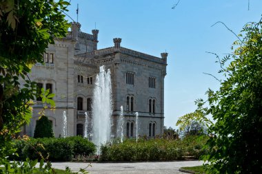 Trieste, İtalya - 7 Haziran 2023 Trieste Körfezi kıyısındaki Miramare şatosunun bahçesinden görüntü