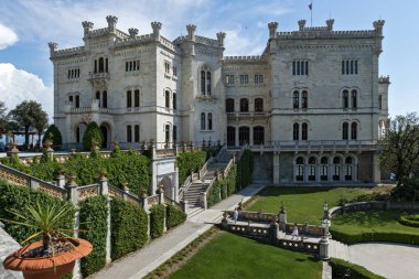 Trieste, İtalya - 7 Haziran 2023 Trieste Körfezi kıyısındaki Miramare şatosunun bahçesinden görüntü