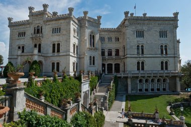 Trieste, İtalya - 7 Haziran 2023 Trieste Körfezi kıyısındaki Miramare şatosunun bahçesinden görüntü