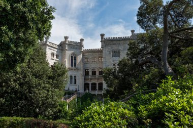 Trieste, İtalya - 7 Haziran 2023 Trieste Körfezi kıyısındaki Miramare şatosunun bahçesinden görüntü