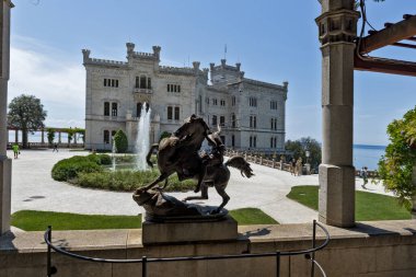 Trieste, İtalya - 7 Haziran 2023 Trieste Körfezi kıyısındaki Miramare şatosunun bahçesinden görüntü