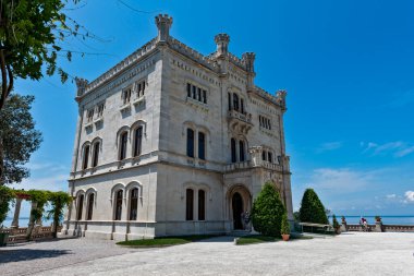 Trieste, İtalya - 7 Haziran 2023 Trieste Körfezi kıyısındaki Miramare şatosunun bahçesinden görüntü