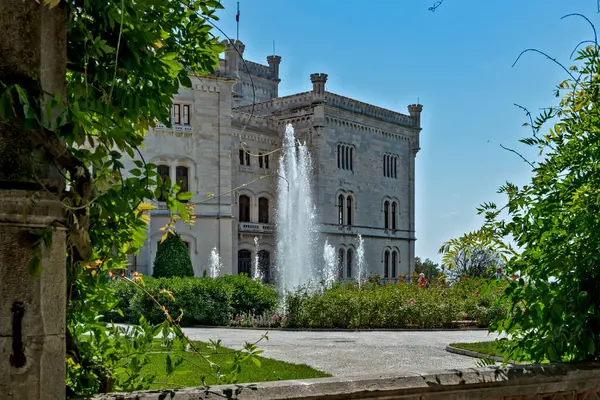 Trieste, İtalya - 7 Haziran 2023 Trieste Körfezi kıyısındaki Miramare şatosunun bahçesinden görüntü