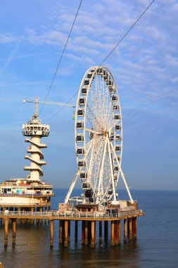 Scheveningen, Lahey, Hollanda, Hollanda, Hollanda sahillerinde 10-30-2022, dönme dolap ve bunjee atlayışı.