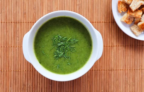 ケルビムスープとパンのクルトン 緑の野菜スープ トップ表示 ロイヤリティフリーのストック写真