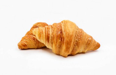 Kruvasanlar beyaz arkaplanda izole edilmiş..