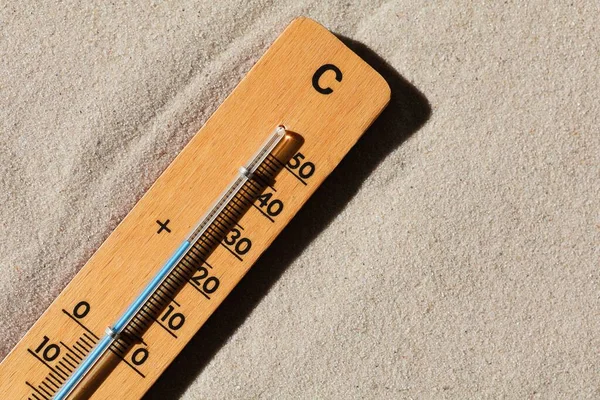 Sahilde Ahşap Termometre Santigrat Derece Yaz Kavramı Boşluğu Kopyala — Stok fotoğraf