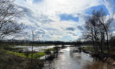 Nehir kıyılarından taştı. River Kleine Nete Herentals, Belçika 'da. Sel alanı.