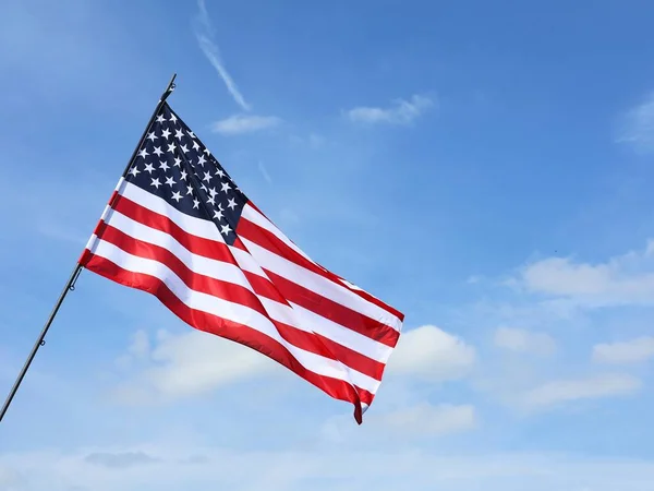 Американский Флаг Развевается Голубом Небе Американский Праздник Стоковое Фото