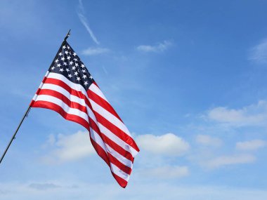 Mavi gökyüzünün arka planında Amerikan bayrağı. Amerikan tatil konsepti.