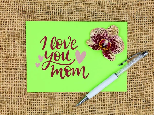 Groene Envelop Met Tekst Love You Mam Orchidee Bloem Pen — Stockfoto