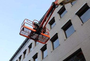  Hidrolik vinç ya da hava platformu dairenin önünde duruyor. Pencereler yukarıdan temizleniyor.