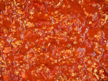 Manzaralı leziz sucuk sosu. Kıyma ve sebzeli domates sosu. Gıda arkaplanı.