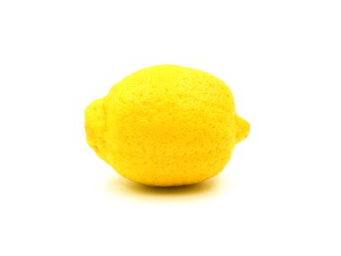 Beyaz arka planda sarı limon izole edilmiş. Yan görünüm.