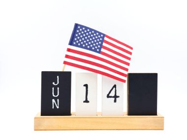 Ulusal Bayrak Günü. Amerikan tatili. Tahta takvim tarihi 14 Haziran ve Amerikan bayrağı.