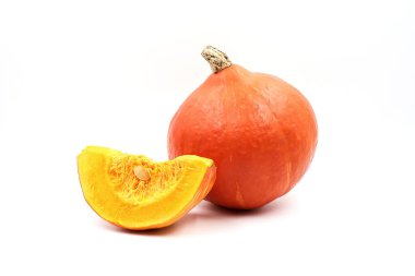 Beyaz arka planda soyutlanmış taze ve dilimlenmiş balkabağı. Hokkaido balkabağı.