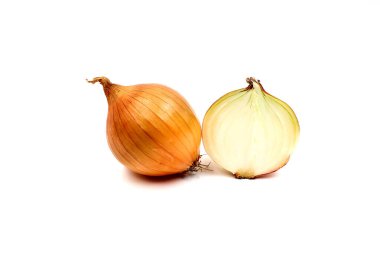 Beyaz arka planda tam ve yarım soğan izole. Allium.