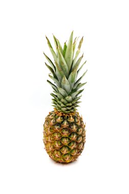  Beyaz arka planda izole edilmiş olgun ananas. Tropik meyve.