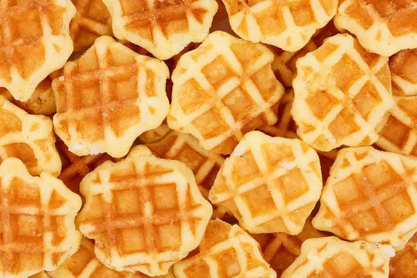 Üstünde inci şekeri olan lezzetli mini tereyağlı waffle 'lar. Waffle arkaplanı.