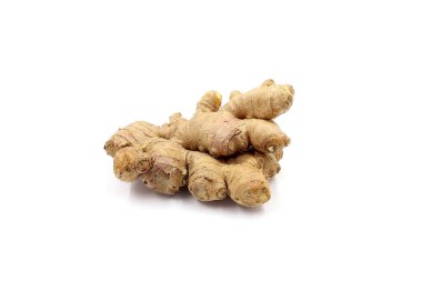 Taze zencefil beyaz arka planda izole edilmiş. Zencefil bitkisinin ritmi.