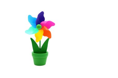 Beyaz arka planda izole edilmiş gökkuşağı renklerinde renkli yel değirmeni. Çiçek şeklinde bir yel değirmeni. Kopya alanı olan tebrik kartı. Yaz konsepti.