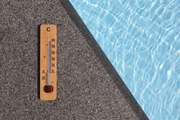 Yüzme havuzunun mavi taşlarında 40 derece santigrat derece. Sıcak, yaz ve tatil kavramları.