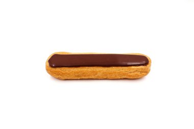 Beyaz arka planda izole edilmiş lezzetli bir Claire. Pasta kremalı ve çikolatalı kekten yapılmış dikdörtgen bir hamur işi..