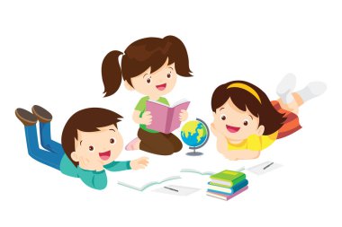 Çocuklar kitapların üzerinde oturup kitap okuyor. Oğlan ve kızlar öğreniyor ya da okuyor. Okula Dönüş Konsepti eğitimli çocuklar. Öğrenciler ellerinde ders kitapları ve okul dünyası ikonu tutuyorlar. 