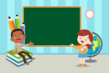 Çocuklar kitapların üzerinde oturup kitap okuyor. Oğlan ve kızlar öğreniyor ya da okuyor. Okula Dönüş Konsepti eğitimli çocuklar. Kara tahta ve okul dünyası ikonu olan öğrenciler.