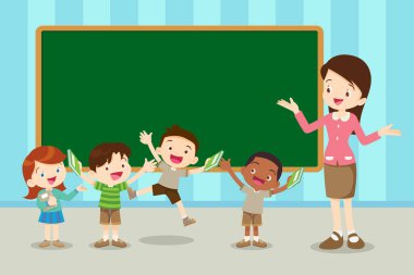 Mutlu Öğretmen Öğrencilere Sınıfta karatahtayla ders veriyor