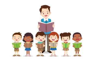 Öğrenim ve öğrenim gören kız ve erkek çocukların olduğu mutlu bir öğretmen. Okula Dönüş Konsepti eğitimli çocuklar. Öğrenciler ellerinde ders kitapları tutuyor.