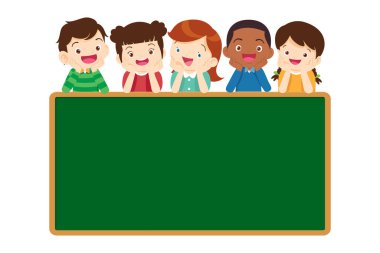 Mutlu Çocuk ve kızlar öğreniyor ya da öğreniyor ve tahtaya yazılıyor. Okula Dönüş Eğitimi olan çocuklar.