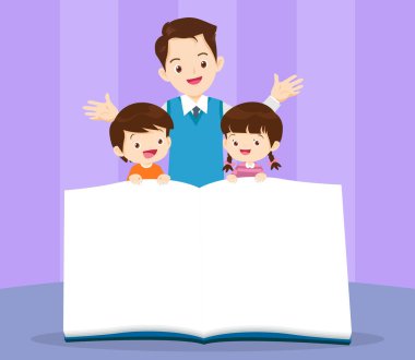 Erkek ve kız öğrencilerin öğrendiği öğretmen. Okula Dönüş Konsepti eğitimi ile okuyan çocuklar.