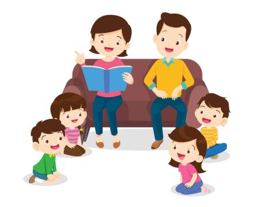 Aile çocuklara masal okuyor, kitap okuyor ve masal anlatıyor. Çocuklar dinleyin, babaanneniz ve dedeniz kanepede kitap okuyor.