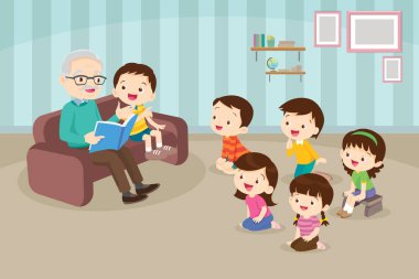 Aile çocuklara masal okuyor, kitap okuyor ve masal anlatıyor. Çocuklar dinleyin, babaanneniz ve dedeniz kanepede kitap okuyor.