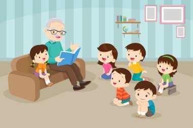 Aile çocuklara masal okuyor, kitap okuyor ve masal anlatıyor. Çocuklar dinleyin, babaanneniz ve dedeniz kanepede kitap okuyor.