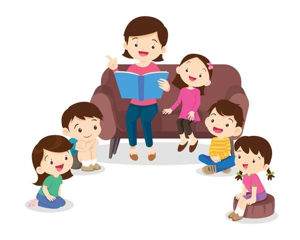 子供たちへのおとぎ話を読んで 本のおとぎ話の話を読んで話しています 子供たちは父親のお母さんの祖父母がソファで本を読んで聞く — ストックベクタ
