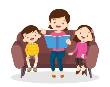 Aile birlikte kitap okuyor. Büyükbaba, anne ve çocukları.